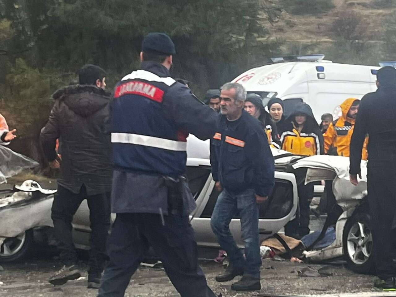 Otobüsle çarpışan otomobil adeta yok oldu! 3 ölü, 3 yaralı var 15